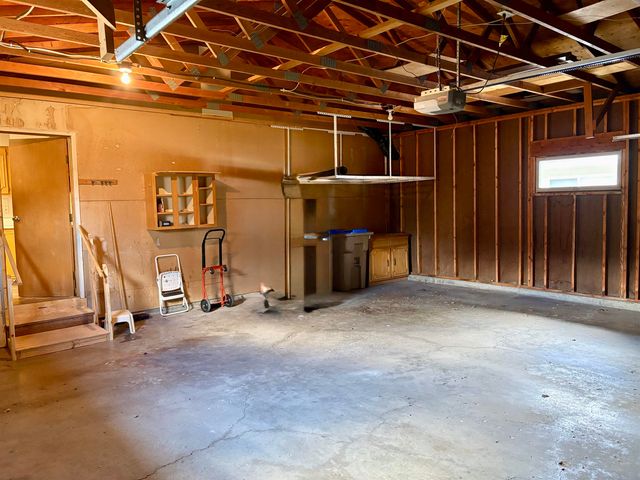 1705 NW 7th St, Minot, ND 58703