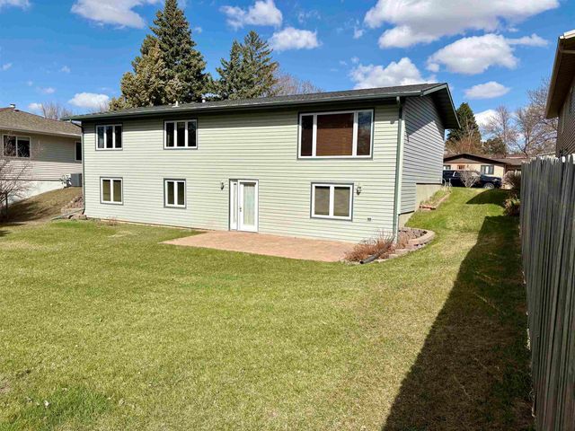1705 NW 7th St, Minot, ND 58703