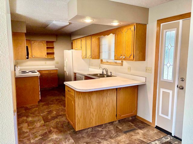 1705 NW 7th St, Minot, ND 58703