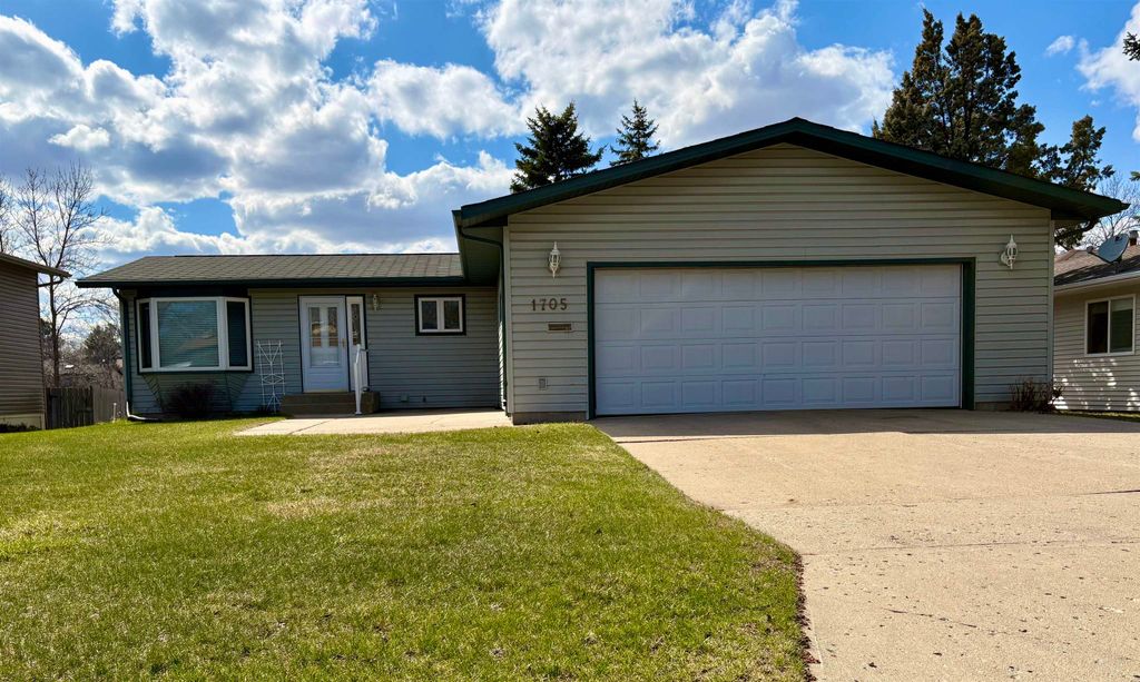 1705 NW 7th St, Minot, ND 58703