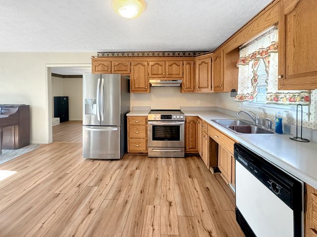 75 Towering Oaks Dr, Tennessee Ridge, TN 37178