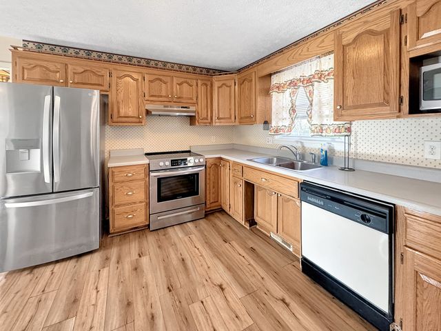 75 Towering Oaks Dr, Tennessee Ridge, TN 37178