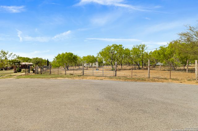 128 county road 2672, Devine, TX 78016