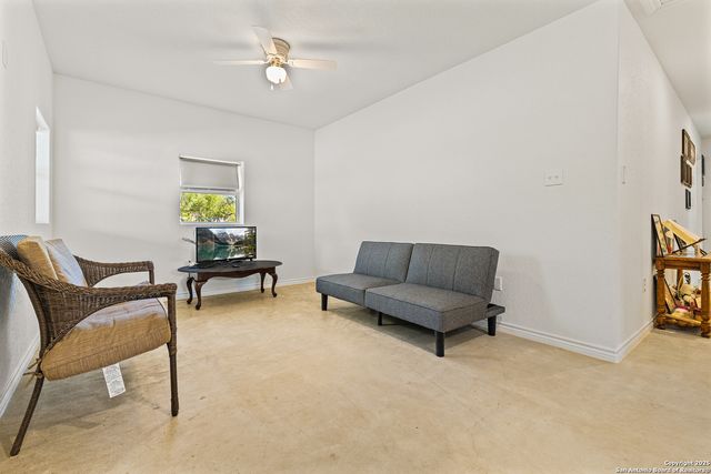 128 county road 2672, Devine, TX 78016