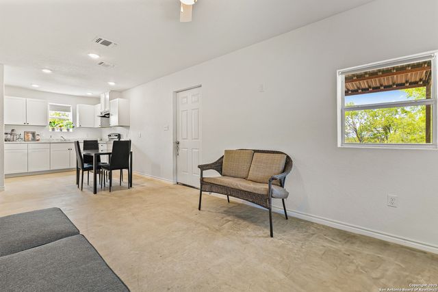 128 county road 2672, Devine, TX 78016