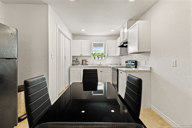 128 county road 2672, Devine, TX 78016