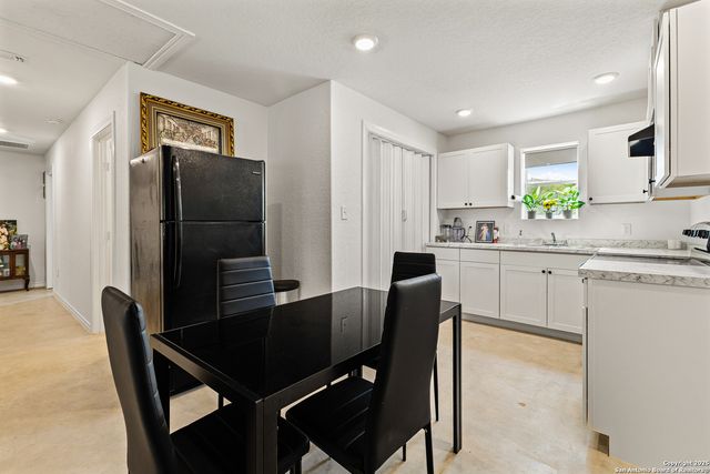 128 county road 2672, Devine, TX 78016