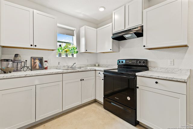 128 county road 2672, Devine, TX 78016