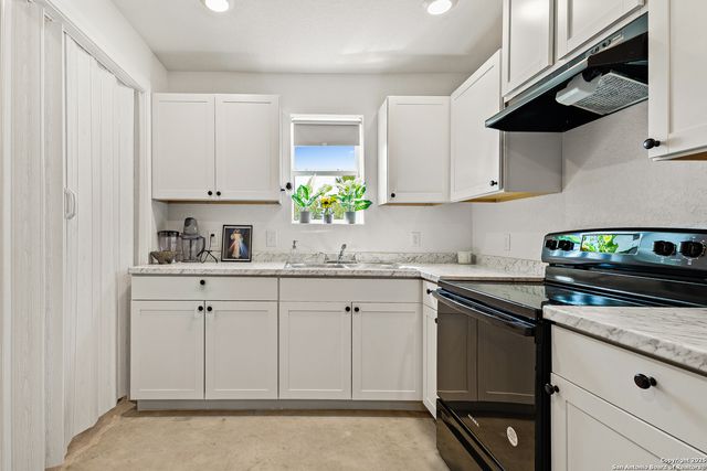 128 county road 2672, Devine, TX 78016