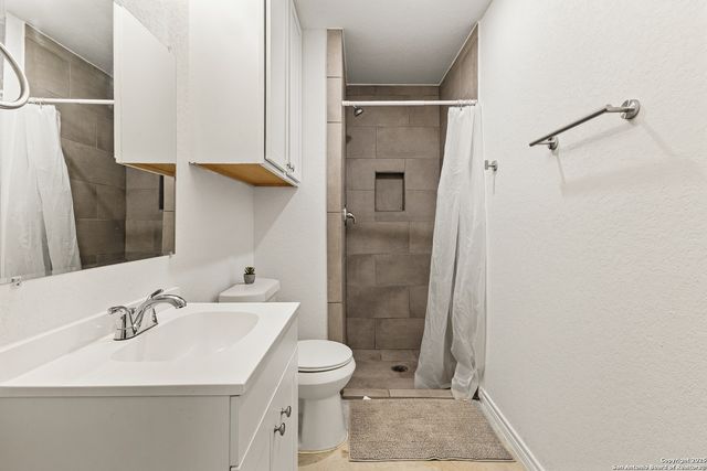 128 county road 2672, Devine, TX 78016