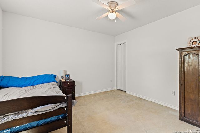 128 county road 2672, Devine, TX 78016