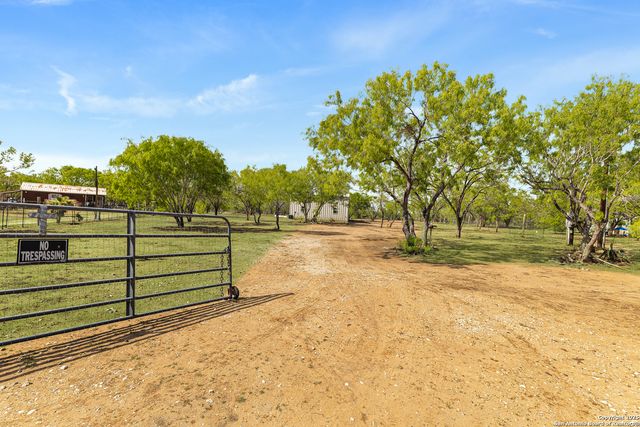 128 county road 2672, Devine, TX 78016