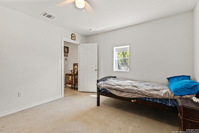 128 county road 2672, Devine, TX 78016