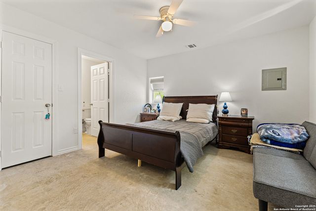 128 county road 2672, Devine, TX 78016