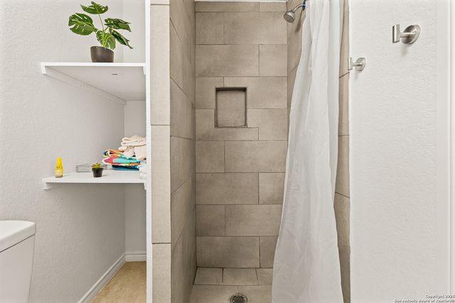 128 county road 2672, Devine, TX 78016