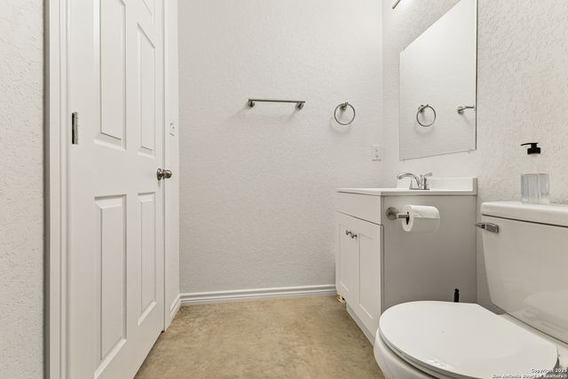 128 county road 2672, Devine, TX 78016