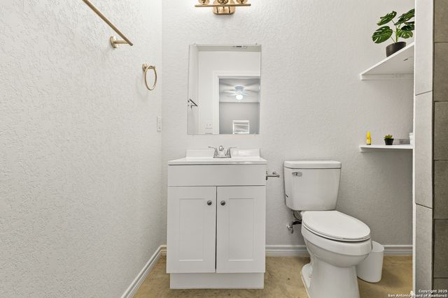 128 county road 2672, Devine, TX 78016