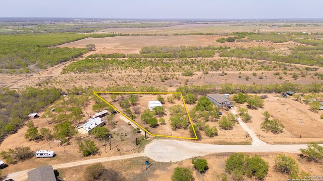 128 county road 2672, Devine, TX 78016