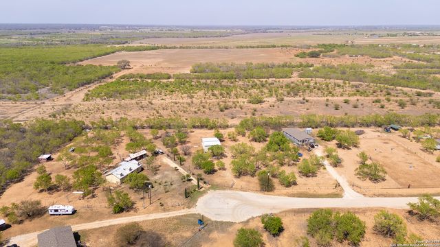 128 county road 2672, Devine, TX 78016