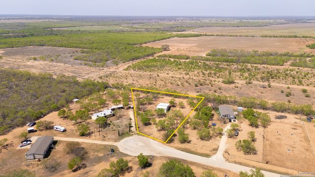 128 county road 2672, Devine, TX 78016