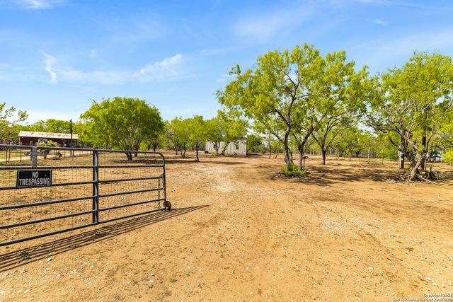 128 county road 2672, Devine, TX 78016