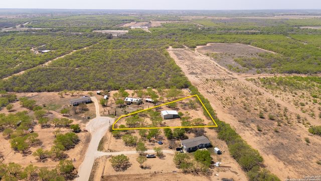 128 county road 2672, Devine, TX 78016