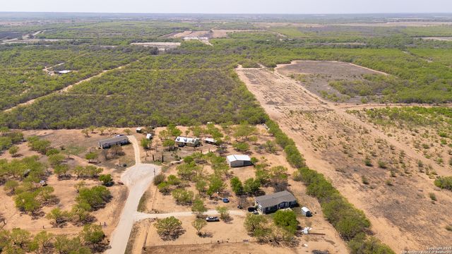 128 county road 2672, Devine, TX 78016