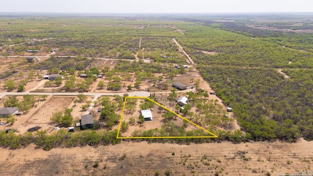 128 county road 2672, Devine, TX 78016