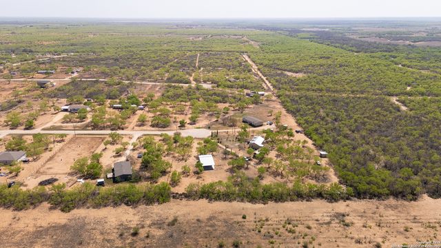 128 county road 2672, Devine, TX 78016