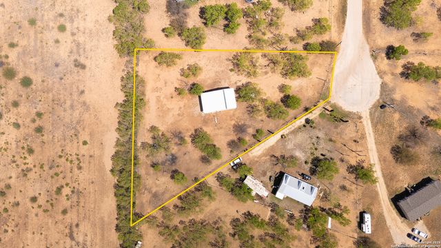 128 county road 2672, Devine, TX 78016