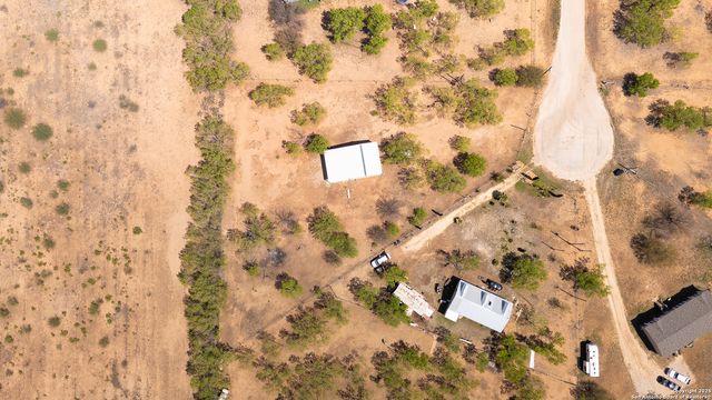 128 county road 2672, Devine, TX 78016