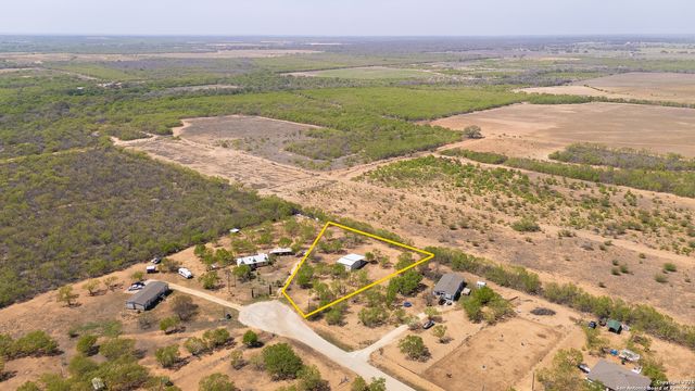 128 county road 2672, Devine, TX 78016