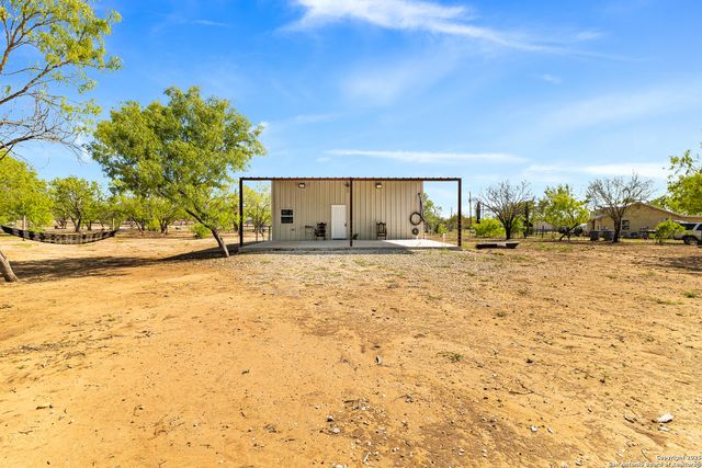 128 county road 2672, Devine, TX 78016