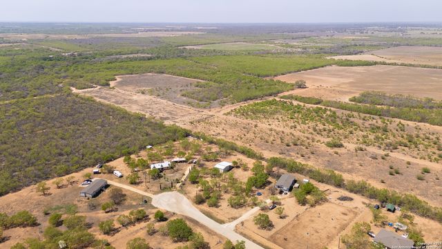 128 county road 2672, Devine, TX 78016