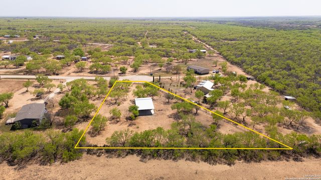 128 county road 2672, Devine, TX 78016