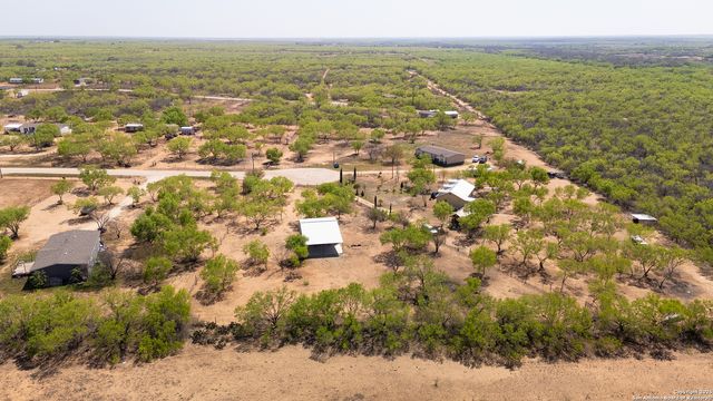 128 county road 2672, Devine, TX 78016