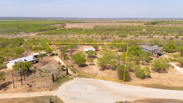 128 county road 2672, Devine, TX 78016