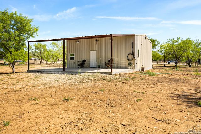 128 county road 2672, Devine, TX 78016