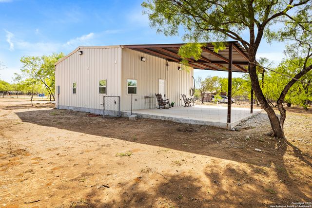 128 county road 2672, Devine, TX 78016