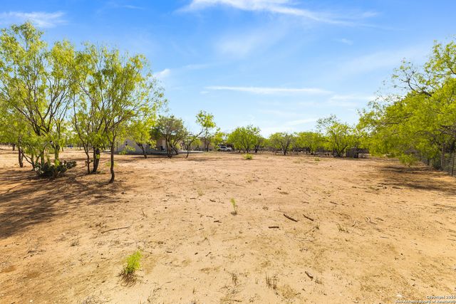 128 county road 2672, Devine, TX 78016