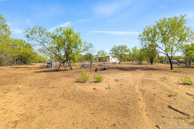 128 county road 2672, Devine, TX 78016