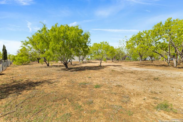 128 county road 2672, Devine, TX 78016