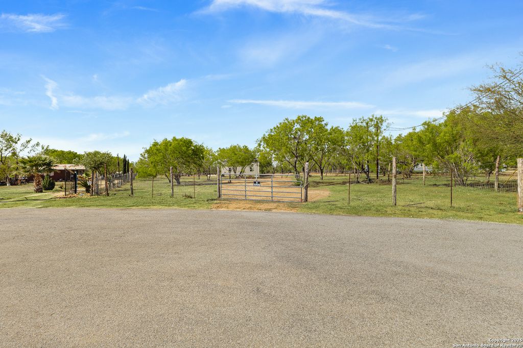 128 county road 2672, Devine, TX 78016