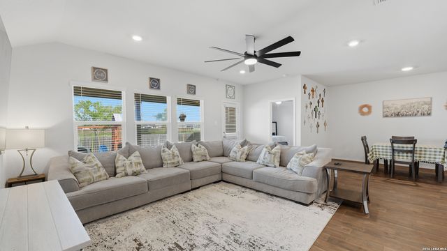 925 Nodding Nixie, Seguin, TX 78155