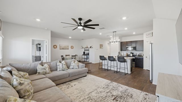 925 Nodding Nixie, Seguin, TX 78155