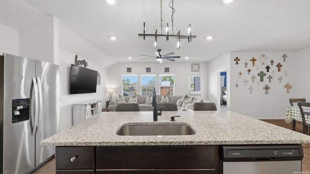 925 Nodding Nixie, Seguin, TX 78155