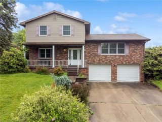 4044 Briarwood Dr, Hempfield Twp, PA 15644