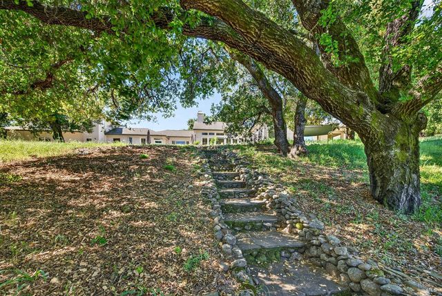 8373 Singing Hills Trl, Santa Rosa, CA 95404