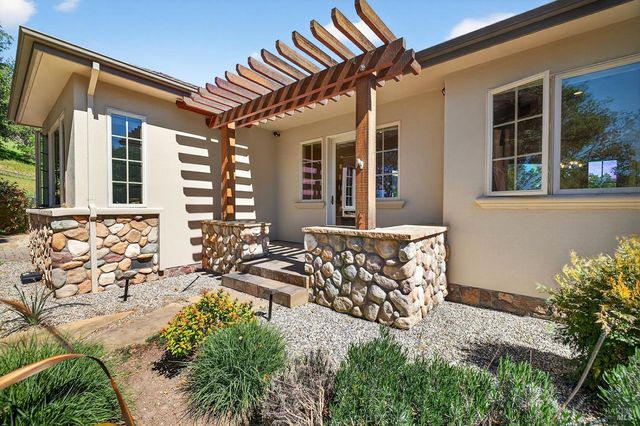 8373 Singing Hills Trl, Santa Rosa, CA 95404