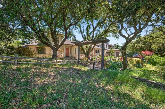 8373 Singing Hills Trl, Santa Rosa, CA 95404